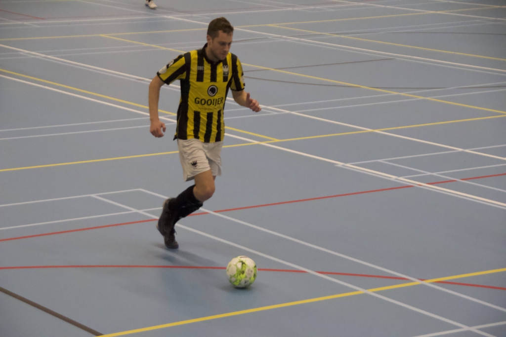 Danny Benning in actie voor ZVV Adelaars in 2024.